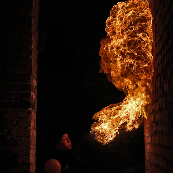 Artista de fuego realizando respiración de fuego — Foto de Stock