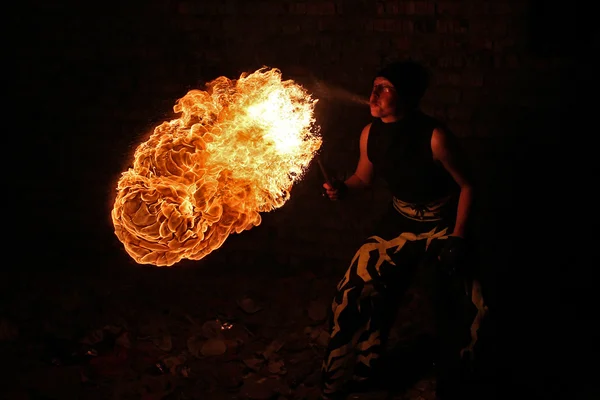 Artista de fuego realizando respiración de fuego — Foto de Stock