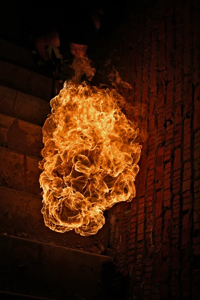 Artista de fuego realizando respiración de fuego — Foto de Stock