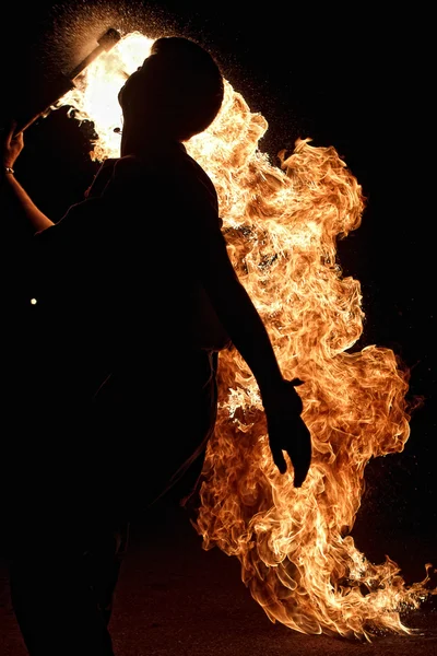 Artiste du feu exécutant respiration du feu — Photo