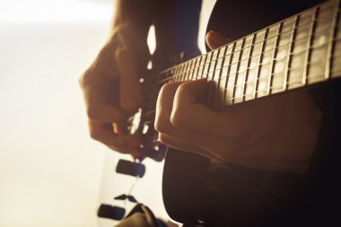 Gitar yakın çekim oynayan adam vurdum