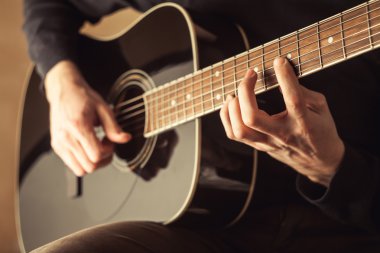 Gitar yakın çekim oynayan adam vurdum
