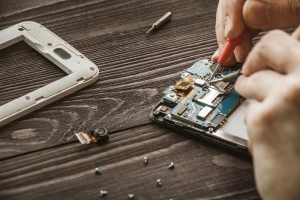 Reparación de teléfono móvil tiro de primer plano — Foto de Stock