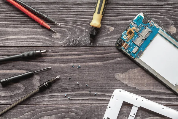 Reparación de teléfono móvil tiro de primer plano — Foto de Stock