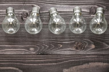 ahşap rustik arka planda akkor lambalar