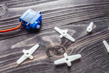 Ahşap rustik arka planda küçük elektrikli motor