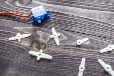 Ahşap rustik arka planda küçük elektrikli motor