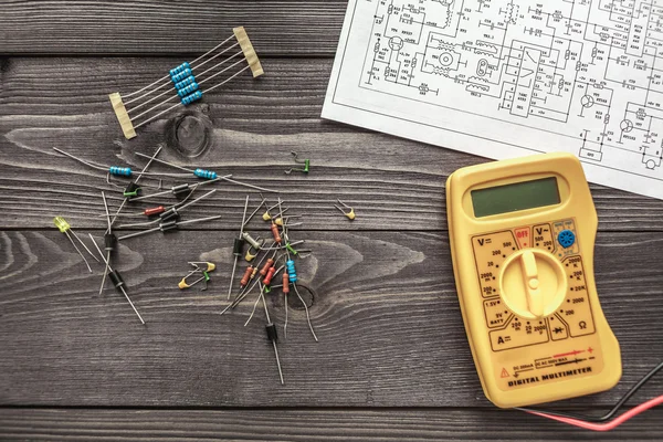Elektroniska komponenter på trä rustika bakgrund — Stockfoto
