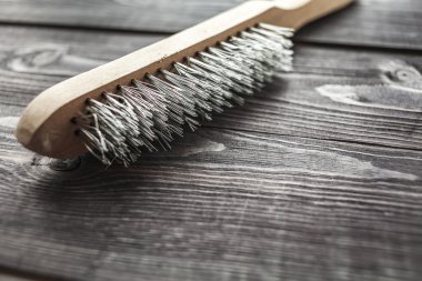 Ahşap rustik arka plan üzerinde araçları