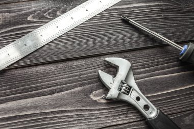 Ahşap rustik arka plan üzerinde araçları