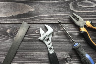 Ahşap rustik arka plan üzerinde araçları
