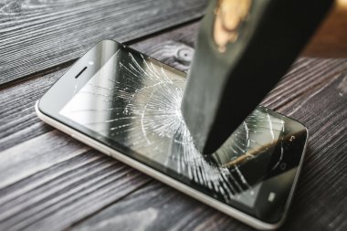 Ahşap rustik arka plan üzerinde kırık ekran ile Smartphone
