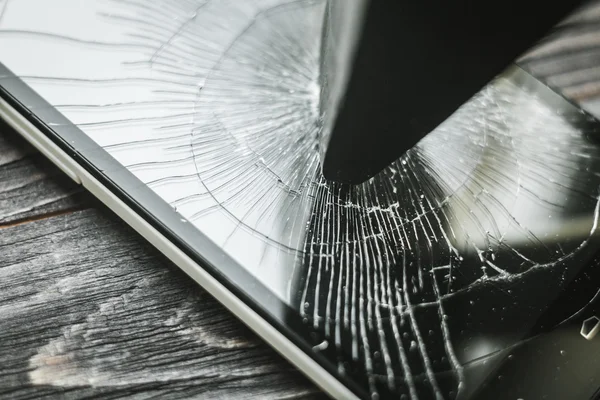 Smartphone mit kaputtem Display auf rustikalem Holzgrund — Stockfoto