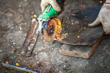 Erkekler metal plaka testere ile kesme 