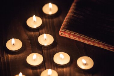 yanan mumlar yakın çekim shot 