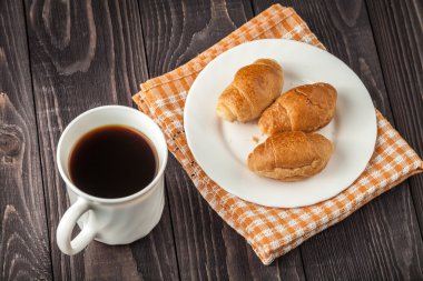 küçük croissants ve kahve