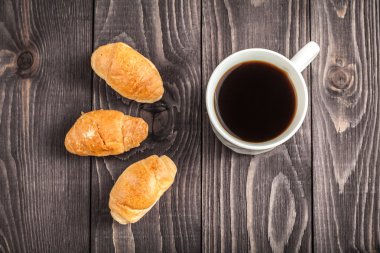 küçük croissants ve kahve