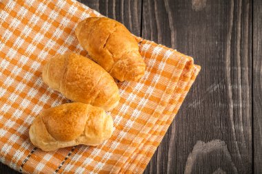 ahşap arka plan üzerinde küçük kruvasan