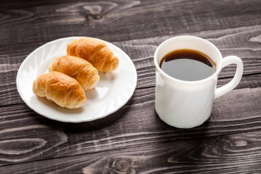 küçük croissants ve kahve