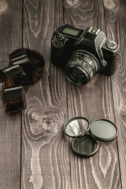 Ahşap rustik arka plan üzerinde fotoğraf makinesi