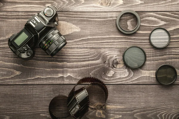 Fotokamera på trä rustika bakgrund Royaltyfria Stockbilder