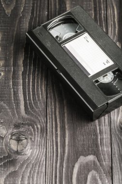 Ahşap rustik arka plan üzerinde video kaset kaset