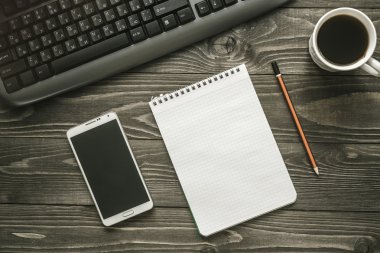 Ofis Masası not defteri, kalem, klavye, fincan kahve ve mo