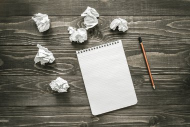 Not Defteri, kalem ve Ofis Masası, yaratıcı iş kavramı üzerinde buruşuk kağıt