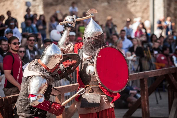 Estland, Tallinn-04 juni, 2016: "gamla Tallinn Cup" internationella historiska Sword Fighting turnering Stockbild