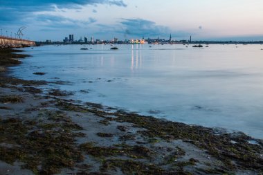 Kayalar ile sakin Baltık Denizi deniz manzarası
