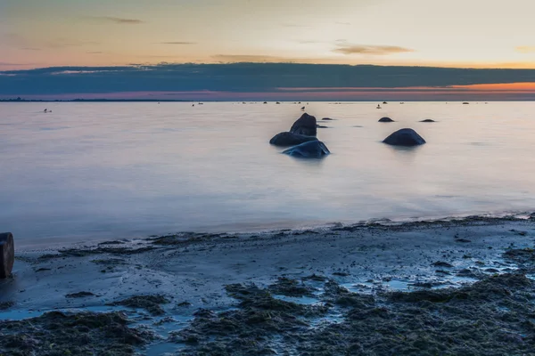 Спокійна Балтійського моря морський пейзаж з порід — стокове фото