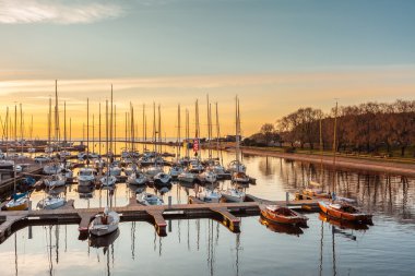 Estonya, Tallinn - 03 Mayıs 2016: Bay iskelede duran yatlar