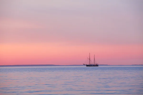 Яхти, купання в Балтійському морі, на заході сонця — стокове фото