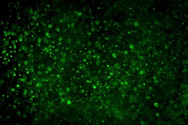 Su damlaları ile soyut yeşil arkaplan