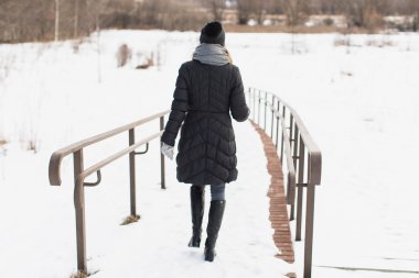 Kız kış parkta yürüyüş