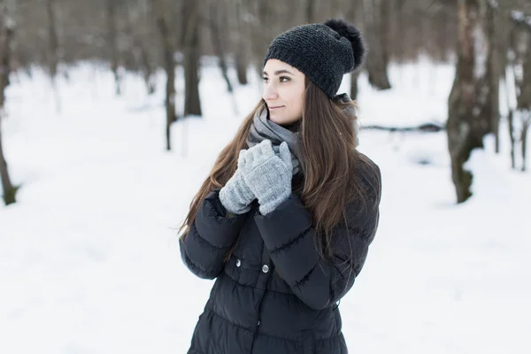 Girl walking in forest — Stock Photo, Image