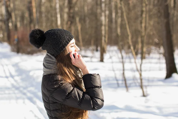 Dívka mluví po telefonu — Stock fotografie