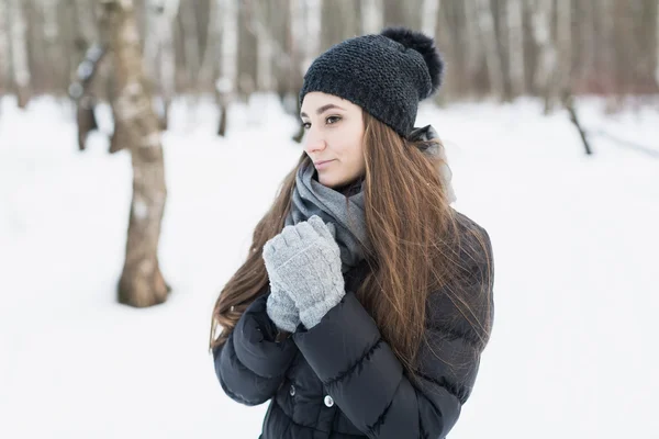 Fille marche dans la forêt — Photo