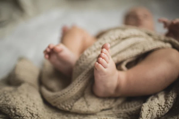 Nogi małe dziecko — Zdjęcie stockowe