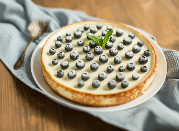 Blueberry cheesecake op houten tafel — Stockfoto
