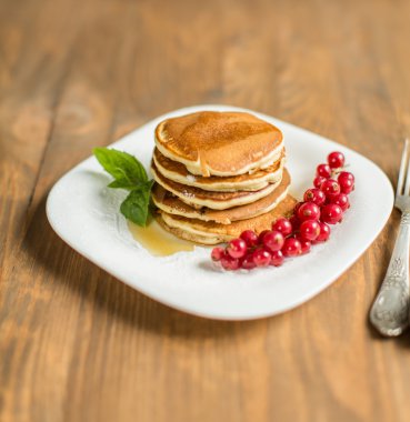 çilek ve akçaağaç şurubu ile Pancakes