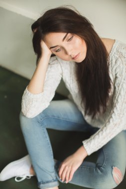 Photostudio iç genç bir Bayan portresi