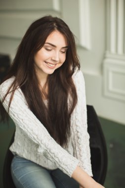 Photostudio iç genç bir Bayan portresi