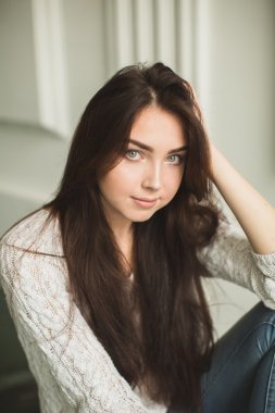 Photostudio iç genç bir Bayan portresi