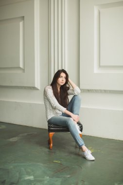 Photostudio iç genç bir Bayan portresi