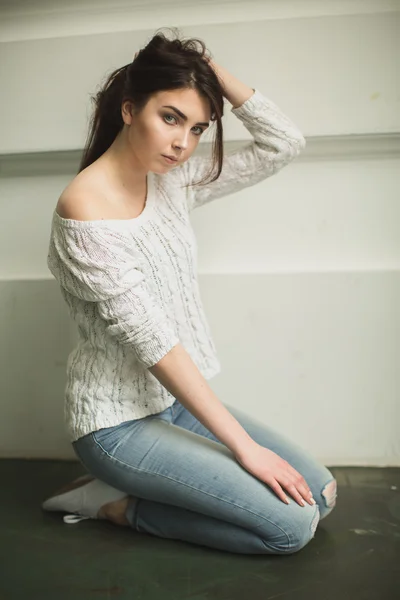 Retrato de uma jovem senhora no interior do fotoestúdio — Fotografia de Stock