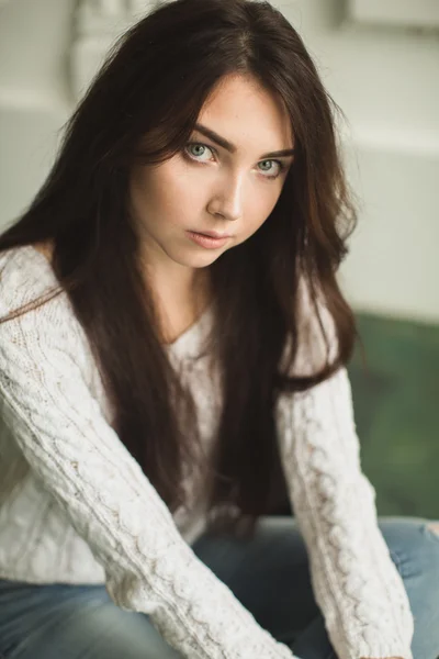 Retrato de uma jovem senhora no interior do fotoestúdio — Fotografia de Stock