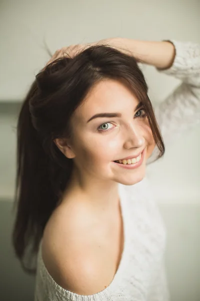 Retrato de una joven en el interior del estudio fotográfico — Foto de Stock