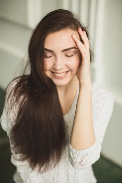 Retrato de una joven en el interior del estudio fotográfico —  Fotos de Stock