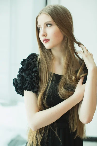 Retrato de bela jovem no vestido — Fotografia de Stock